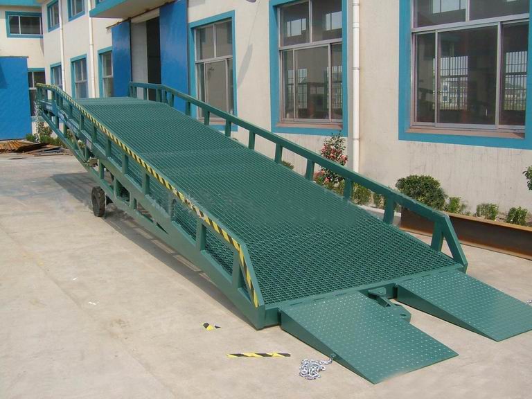 移動(dòng)式登車(chē)橋  移動(dòng)式登車(chē)橋